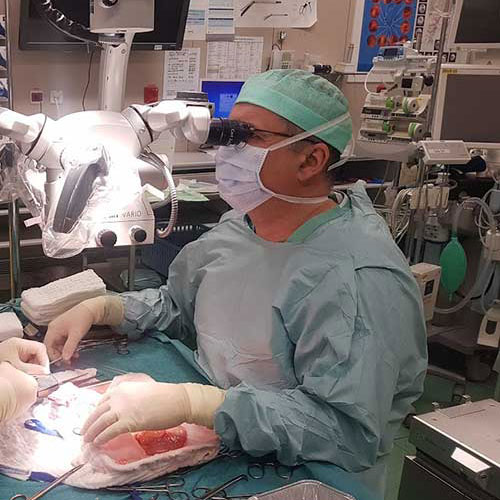 Χειρουργός ήπατος κατά τη διάρκεια επέμβασης – Αθήνα